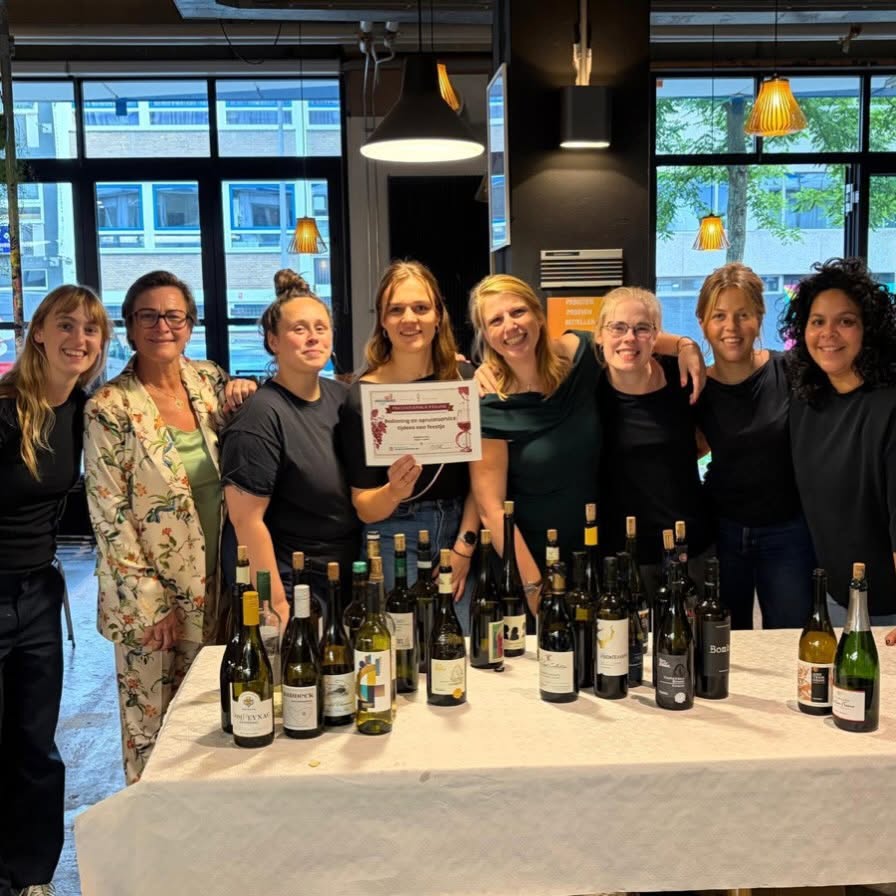 Dames 1 steekt de handen uit de mouwen tijdens pensioenfeest Simone!