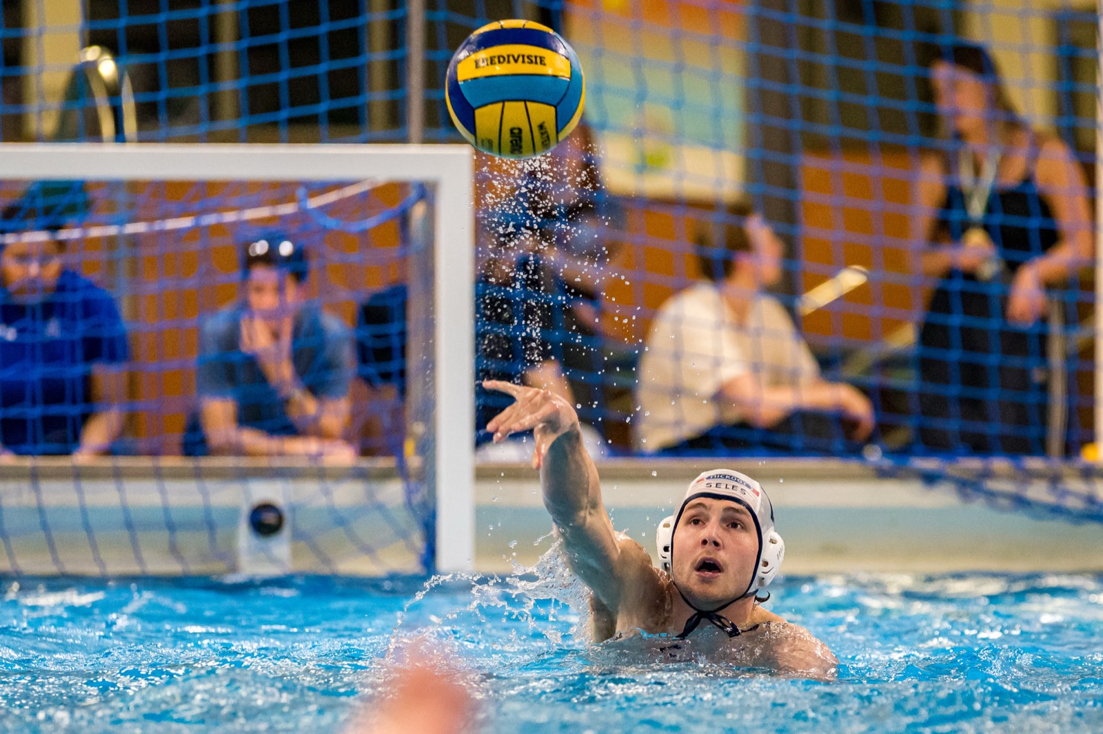 Speler lost het schot in het Van Maanenbad