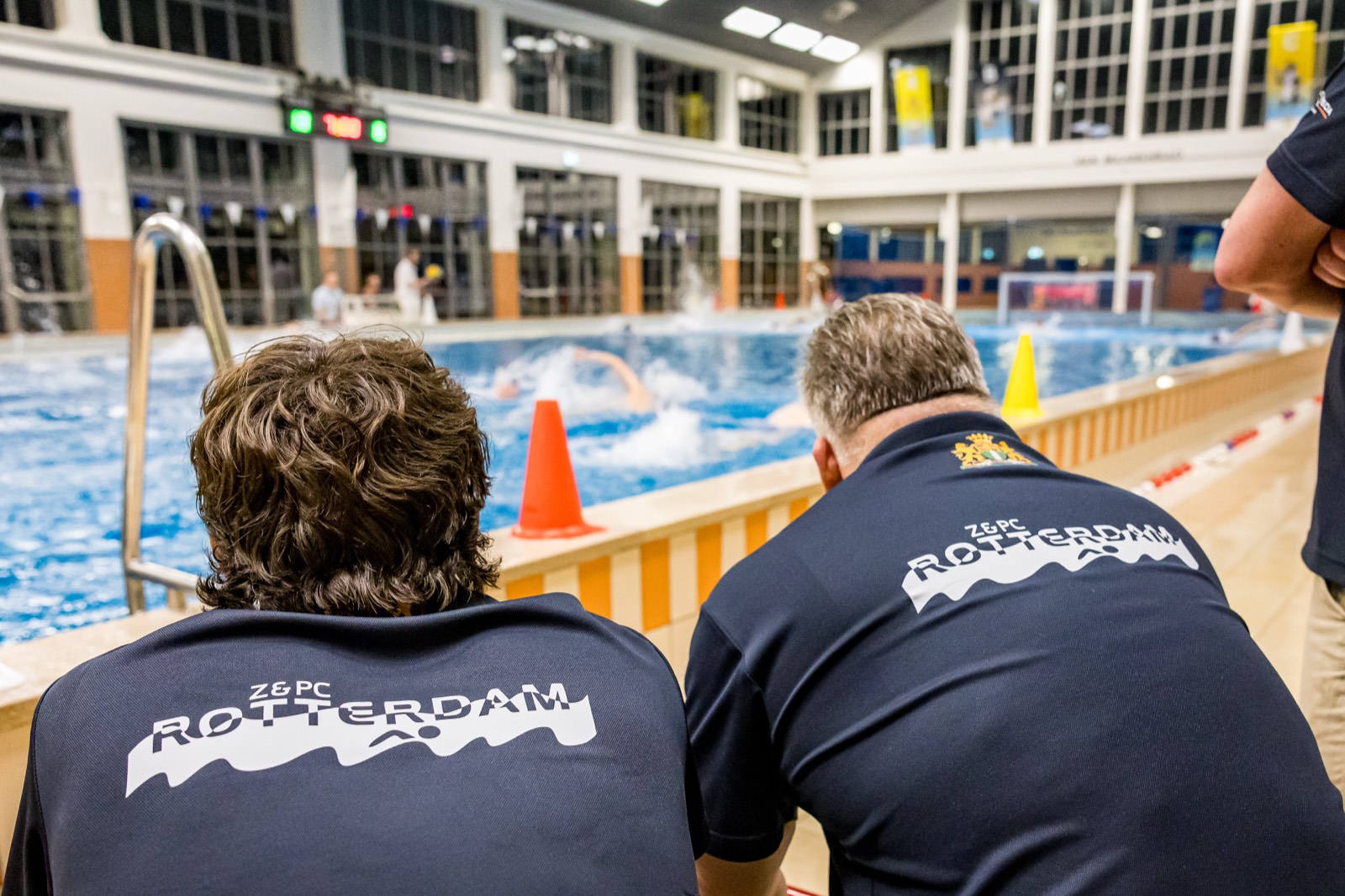 Jeugdspeler langs de badrand